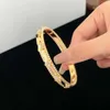 Varumärke Fashion V Gold CNC Sculpture Kaleidoscope smal armband för kvinnor tjock pläterad 18K Rose Full Diamond Clover