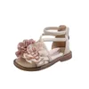 Childrens retro rzymskie sandały dla dziewcząt 2024 Summe Koreańska moda dekoracyjna kwiatowa Allmatch Outdoor Beach Buty 240420