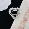 Birthday Present Heart Pearl Brosches Designer Märkebokstav Brooch Pin Högkvalitativ 18K Guldpläterad Silverpläterad Diamond Pearl Classics Bröllopsklänning Pins smycken