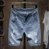 Zomerheren grijs geperforeerde denim shorts Koreaanse mode slanke elastische vijfstuk jeans mannelijke merkbroek 11styles 240422