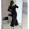 Lässige Kleider 2024 Französisch Französisch Retro Strickfischschwanz Vintage Hepburn Stil O Hals Langarm schwarzer Midi Party Vestido