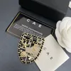 Boutique 18K Gold-plattierter Brosche Marke Designer New Shield-Form-Design Brosche hochwertiger Diamantschmuck Charmante Frauen Hochwertige Brosche Box