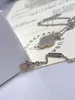 Designer Womens 925 Collier de trèfle en argent sterling fleurs de mode Fleurs à quatre feuilles Cleef Pendant Collier de haute qualité 18k Colliers en or cadeau de bijoux