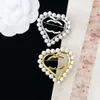 Birthday Present Heart Pearl Brosches Designer Märkebokstav Brooch Pin Högkvalitativ 18K Guldpläterad Silverpläterad Diamond Pearl Classics Bröllopsklänning Pins smycken