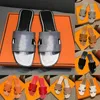 Toppkvalitetsdesigner tofflor Kvinnor Plattform Sandaler Flat Slides Women Sliders Luxury Black White Khaki Patent Womens Ladies Shoes House Outdoor Indoor Sneakers