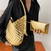 Berühmter Designer Plaid gewebter Leder Umhängetasche Dienste große Kapazität Frauenbeutel Muttertasche Freizeit -Dating -Eimer -Tasche Mode Persönlichkeit Metallstreifen