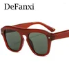 Lunettes de soleil Brand Designer Vintage Square Femmes Men Classic Retro Red Shades Luxury Big Frame Rivet Sun Verres de soleil Femelles Embouts