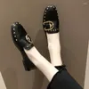 Sapatos casuais calçados de calçados saltos baixos de calcanhar elegante dedo quadrado para mulheres rebite preto de tendência de couro normal preço
