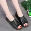 Sandały skóry skóry puste buty kobiety koreańskie wersja odporna na poślizg i wygodne zwykłe kapcie macierzyńskie studenckie