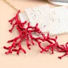 Colares de pingentes Colar de coral vermelho para mulheres elegantes que estão com a corrente ajustável com tudo isso