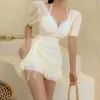 Frauen Badebekleidung 2024 Damen Badeanzug Weiß sexy tiefe V Kurzärmel Spitzen Frau Bauch verstecktes koreanisches Stil Schwimmkleid