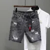 Zomerheren grijs geperforeerde denim shorts Koreaanse mode slanke elastische vijfstuk jeans mannelijke merkbroek 11styles 240422