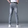 Jeans maschile 2024 di alta fine estate sottile a metà ascesa piccoli pantaloni casuali in forma slim