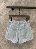 Shorts pour femmes minimalistes lavés et blancs blancs avec aiguille décoration simple denim haut de taille lâche