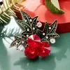 Broches 2024 Couleur rouge vert Crystal Christmas Fruit Broche pour femmes Cherry Pin Design Accessoires Bijoux d'hiver Bijouts d'hiver