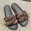 Diseñador estampado para mujeres Feel Slipper Slipper Sandalias de satén marrones tela de bufanda de seda cómoda zapatillas planas suaves zapatillas de playa sandalias mocasines