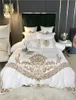 Conjuntos de ropa de cama White Luxury European Royal Gold Bordery 60s Satin Silk Algoding Bat Cubrera de tapa de la cama Camilla de lino