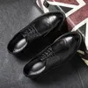 Sapatos casuais Moda dos homens e outono British Retro Block Couro esculpido Tamanho grande