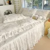 Säng kjol fransk pastoral tryckt quiltad spets broderad tjock sängäcke dammsäker sängkläder med bomulls anti -slipark