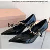 Miui Womens High Chain Teli scarpe fibbie in metallo con scarpe di moda sandali a spillo a punta da donna per matrimoni in pelle di pelle alta scarpe ssp7 miumiuss