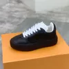 Designers skor män kvinnor groovy plattform sneakers präglade platta skor klassisk kalvskinn svartvitt modetrycktränare storlek 35-46 med låda