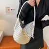 Berühmter Designer Plaid gewebter Leder Umhängetasche Dienste große Kapazität Frauenbeutel Muttertasche Freizeit -Dating -Eimer -Tasche Mode Persönlichkeit Metallstreifen