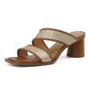 Sandálias 2024 Sapatos de verão de couro de moda saltos grossos mulheres mulas de luxo de dedos de luxo de altura ladras designers marrom marrom