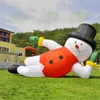 Giochi all'aperto personalizzato Decorazione di neve per neve per neve per neve gonfiabile sdraiato Decorazione in piedi Balloon Air Inverno personaggio sdraiato con cappello rosso