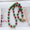 Ketting oorbellen instellen vintage elegante rood groen contrastkleur gecombineerd met glazen beker eenvoud en sfeer hoge kwaliteit