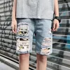 Летнее свободное и перфорированное джинсы Корейская версия Высококачественная тонкая милая аниме-печатные джинсовые шорты для мужчин женщин 240429