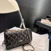 Bästsäljande crossbody -väska nya 85% tillverkare Promotionoriginal läder liten doft enkel axel rikedom med svart guld topplager kohud diamantväska