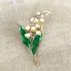 Broschen elegante Vintage Emaille Flowre White Golden Plated Metal Bell Orchid Anzug Kleidermantel Frauen Brosche Pin