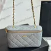 Dames lambskineh rechthoekige make -up ijdelheid doos zakken met spiegel gouden metalen hardware matelasse ketting crossbody cosmetische kast houder grote capaciteit portemonnee 18 cm