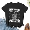 Frauenpolos introvertiert, aber bereit, Horrorbücher / Skelett zu diskutieren. Lesen Sie Buch Shirt Halloween T-Shirt