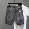 Zomerheren grijs geperforeerde denim shorts Koreaanse mode slanke elastische vijfstuk jeans mannelijke merkbroek 11styles 240422