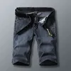 Прибывшие мужчины короткие джинсы джинсы Тонкие колена повседневные прохладные летние брюки Эластичные ежедневные высококачественные брюки 240422