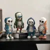 Figurines squelettes gothiques Cool Resin Hand Crafts Statue Skull Halloween Skull Ornements horribles pour le décor d'armoire de télévision de bureau à domicile 240425