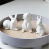 1pcs Pâques Hare Blanc Rabbit Figurines Figurines Porcelaine Gift Modern Nordic Animal Statue for Landscape Decor 240425