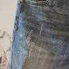 夏のファッションメンズホールデニムショーツジーンズの青いバギーショーツの男性用ジーンズパンツ240430