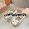 Miui Satin Bow Tie Ballet Shoes Bowtie Women Nieuwe Buckle vrouwelijke dames platte bodem meisje casual dansende verbanding Mary Jane schoenen miumiuss miumiuss