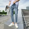 Męskie dżinsy przycięte jasnoniebieskie spodnie kowbojskie czarne spodnie zwężające się trend 2024 Koreańskie jesienne dżinsowe myte