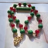 Ketting oorbellen instellen vintage elegante rood groen contrastkleur gecombineerd met glazen beker eenvoud en sfeer hoge kwaliteit