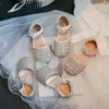 Сандалии 2024 Летние новые детские туфли девочки принцесса сияющие жемчужные стразы Дети с закрытыми пальцами