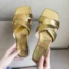 Pantoufles concises concises en or argent noir en cuir noir pantoufle femmes modernes accessoires accessoires sandales de plage d'été dames tongs