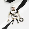 Varumärkesdesigner högkvalitativ tecknad robot svartvitt emalj pärla strass brosch lyx kvinnor mässing krage brosch kläder smycken tillbehör