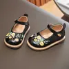 Flat Shoes Girls Princess Leather Shoes 2024 Leer Zoet borduurwerk zachte zool Kinderen Babyjurk Mary Janes Zapatos Nia H240504