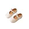 Platte schoenen Kinderen Leer schoenen Leer Nieuwe Koreaanse stijl Parels Little Girl Princess Fashion Soft Sole Flats Chaussure Enfant Fill H240504