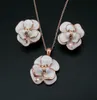 Nieuwe aankomst 18k Rose Gold vergulde 2 Camellia Flower Elegante vrouwen Juwelen Set Fashion Earrings Hangketting Sets Party sieraden6599386