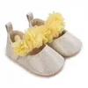 Pierwsze spacerykery Baby Girl Nowa dekoracja kwiatów miękka bawełniana dno przeciw wsuwaniu stałych kolorów butów księżniczki chodzących 0-18m H240504