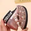Sapatos planos de verão sapatos de garotas bead Mary Janes Flats Fling Princesa Glitter Baby Dance Sandálias Crianças Casamento Gold H240504